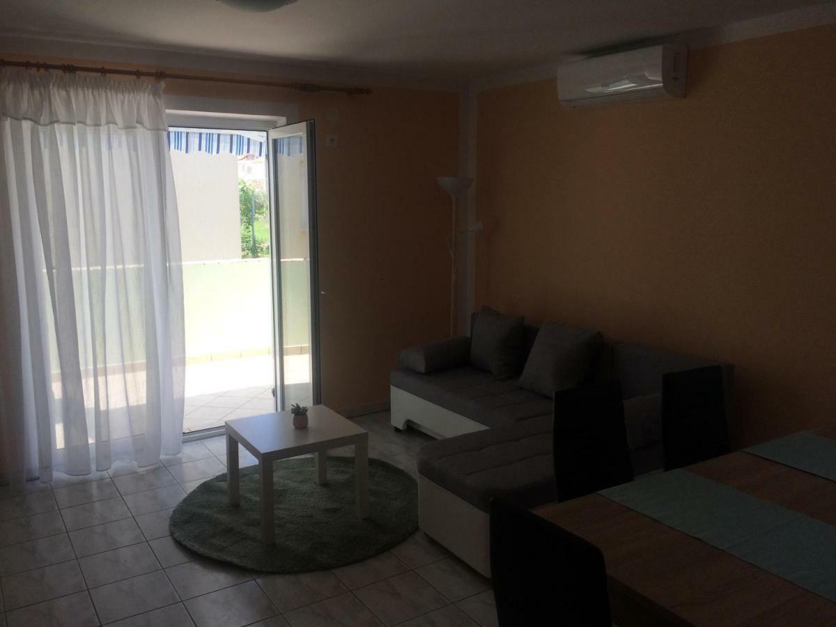Obiteljski Apartman Filip U Blizini Plaze Za Djecu Palit Exterior foto